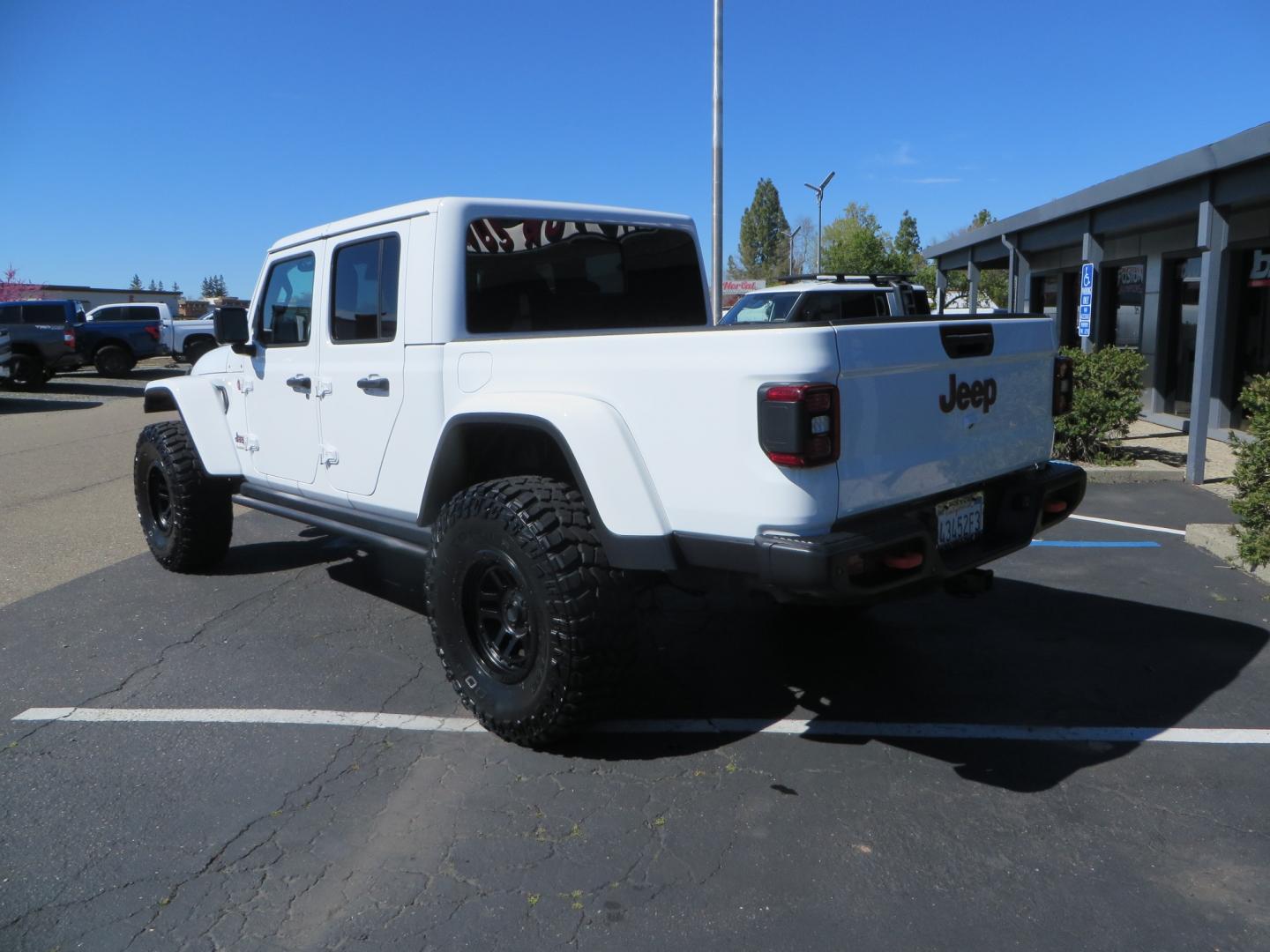 2021 White /Black Jeep Gladiator Mojave (1C6JJTEG5ML) with an 3.6L V6 DOHC 24V engine, automatic transmission, located at 2630 Grass Valley Highway, Auburn, CA, 95603, (530) 508-5100, 38.937893, -121.095482 - Mojave Edition Gladiator with 17" KMC wheels, 37" Cooper STT Pro tires, front bumper, Badlands winch, removable front license plate, and rock sliders. - Photo#6